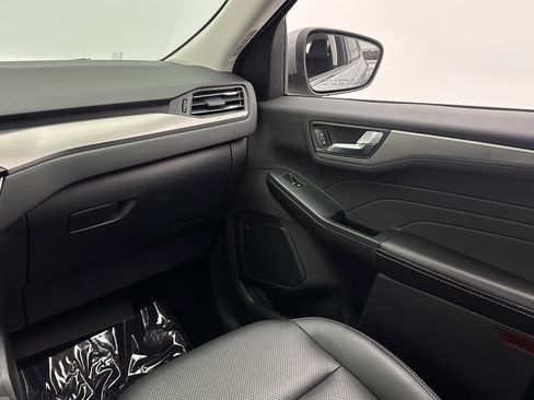 Used 2022 Ford Escape Titanium image 32