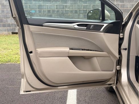 Used 2017 Ford Fusion SE w/ Fusion SE Technology Package FWD image 20