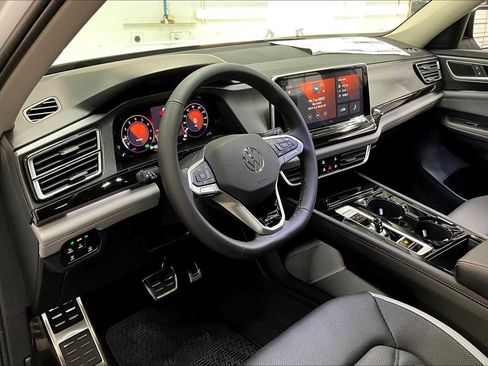 New 2025 Volkswagen Atlas Peak Edition SE image 8