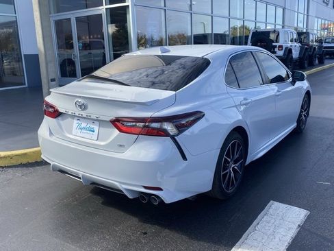 Used 2024 Toyota Camry SE image 8