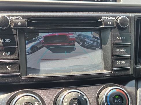 Used 2018 Toyota RAV4 LE FWD image 9