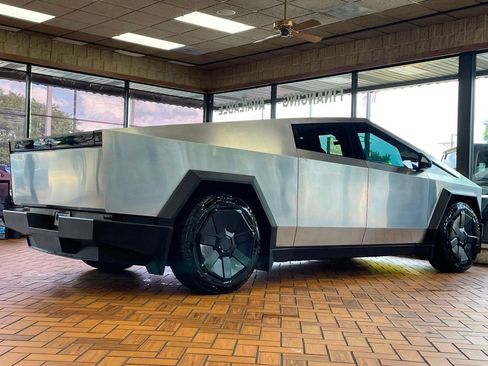 Used 2024 Tesla Cybertruck AWD Crew Cab image 11