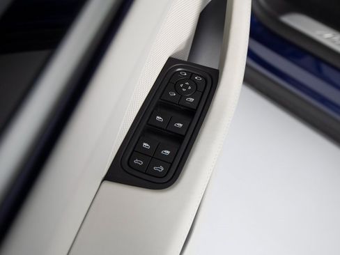 Certified 2025 Porsche Macan 4S Electric image 20