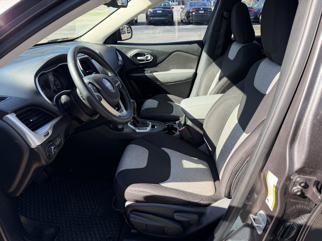 Used 2014 Jeep Cherokee Latitude w/ Cold Weather Group AWD/4WD image 11