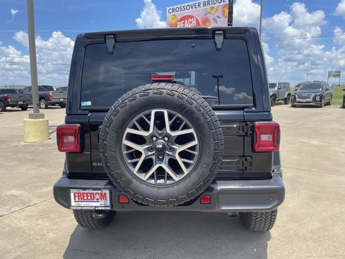Used 2025 Jeep Wrangler Unlimited Sahara AWD/4WD image 5