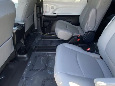 Certified 2025 Toyota Sienna XLE FWD image 21