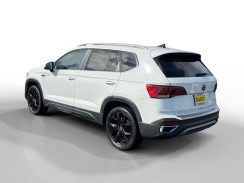 Certified 2022 Volkswagen Taos SE w/ Panoramic Sunroof Package image 3