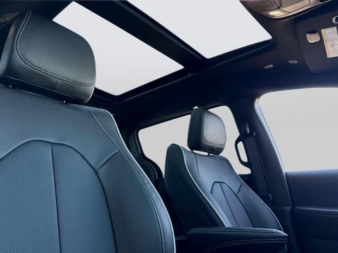 New 2026 Chrysler Pacifica Limited image 18