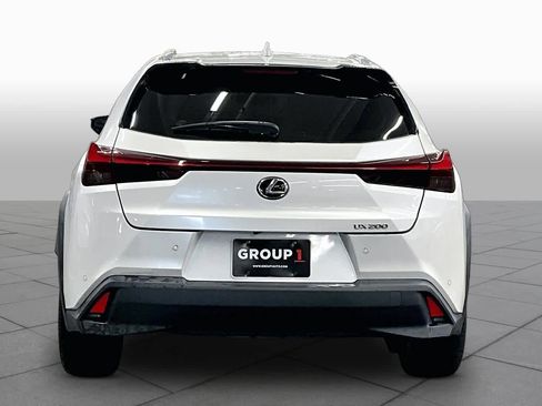 Used 2022 Lexus UX 200 w/ Accessory Package (Z1) FWD image 4