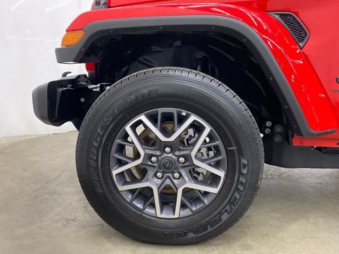 Used 2026 Jeep Wrangler Unlimited Sahara AWD/4WD image 11