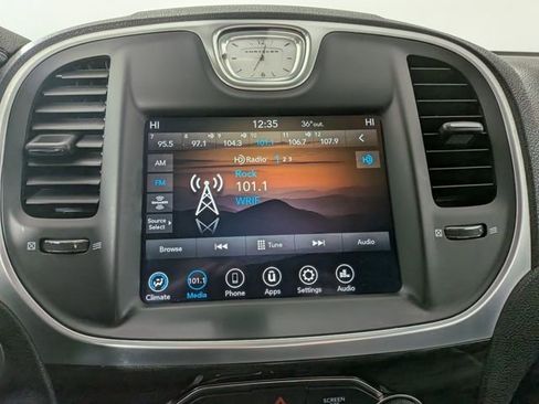 Used 2020 Chrysler 300 Touring image 16