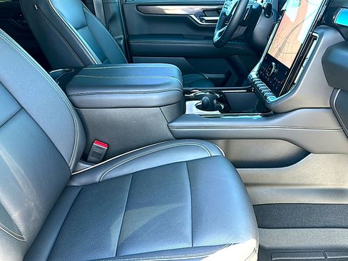 Used 2025 GMC Yukon XL Elevation image 24