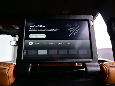 Used 2022 Chrysler Pacifica Pinnacle FWD image 16