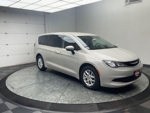 Used 2017 Chrysler Pacifica Touring FWD image 29