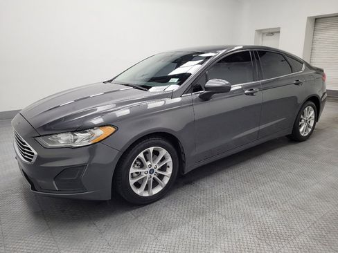 Used 2020 Ford Fusion SE image 2