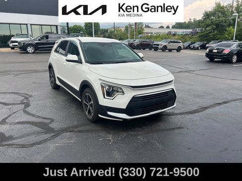 Certified 2025 Kia Niro LX FWD image 3