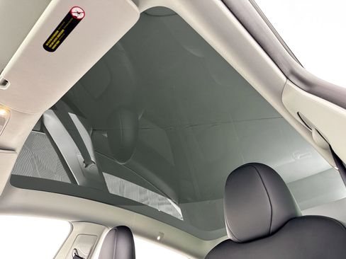 Used 2025 Tesla Model Y Long Range image 21