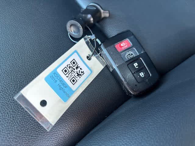 Used 2019 Toyota Highlander XLE FWD image 23