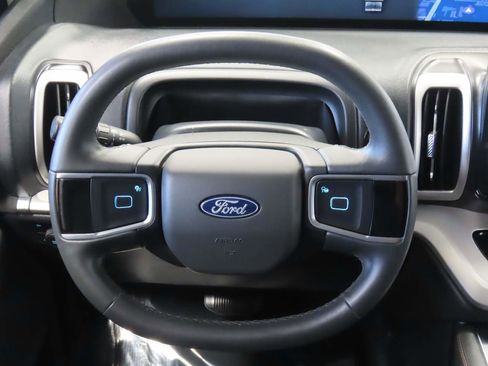 Used 2025 Ford Expedition Active AWD/4WD image 9