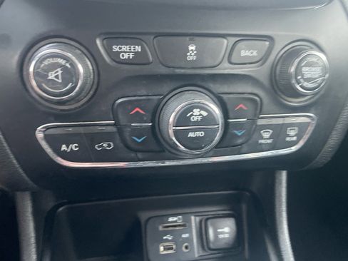 Used 2017 Jeep Cherokee Overland FWD image 26