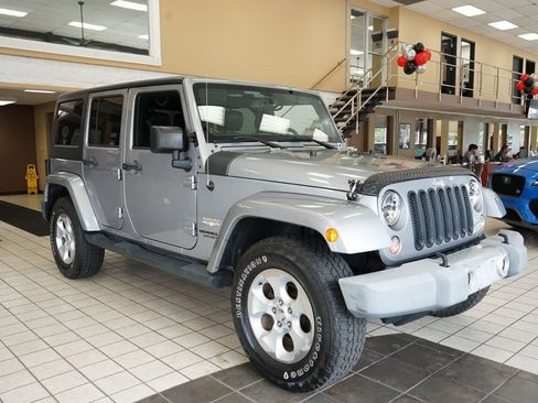 Used 2014 Jeep Wrangler Unlimited Sahara w/ Dual Top Group AWD/4WD image 18