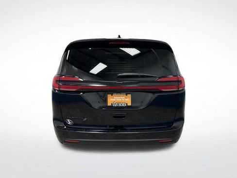 Used 2025 Chrysler Pacifica Limited image 12