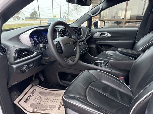 Used 2025 Chrysler Pacifica Limited image 45