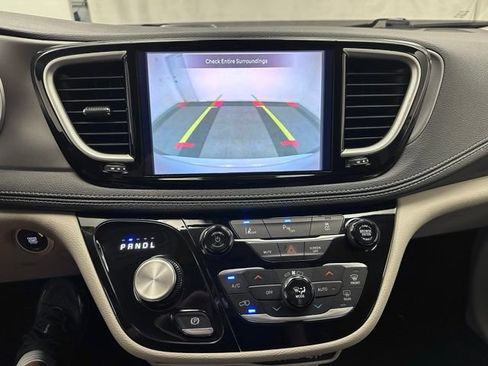 Used 2023 Chrysler Pacifica Touring-L FWD image 8
