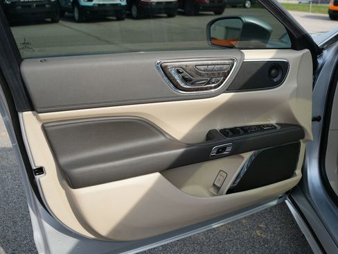 Used 2019 Lincoln Continental Reserve image 21