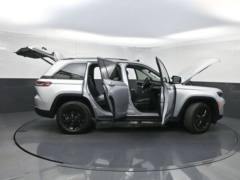 Used 2022 Jeep Grand Cherokee Limited image 41