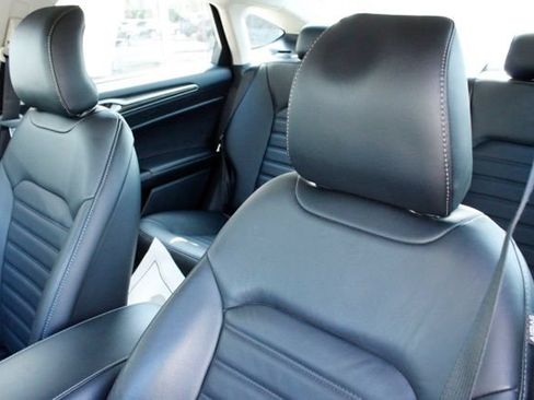 Used 2017 Ford Fusion SE w/ Fusion SE Technology Package FWD image 13
