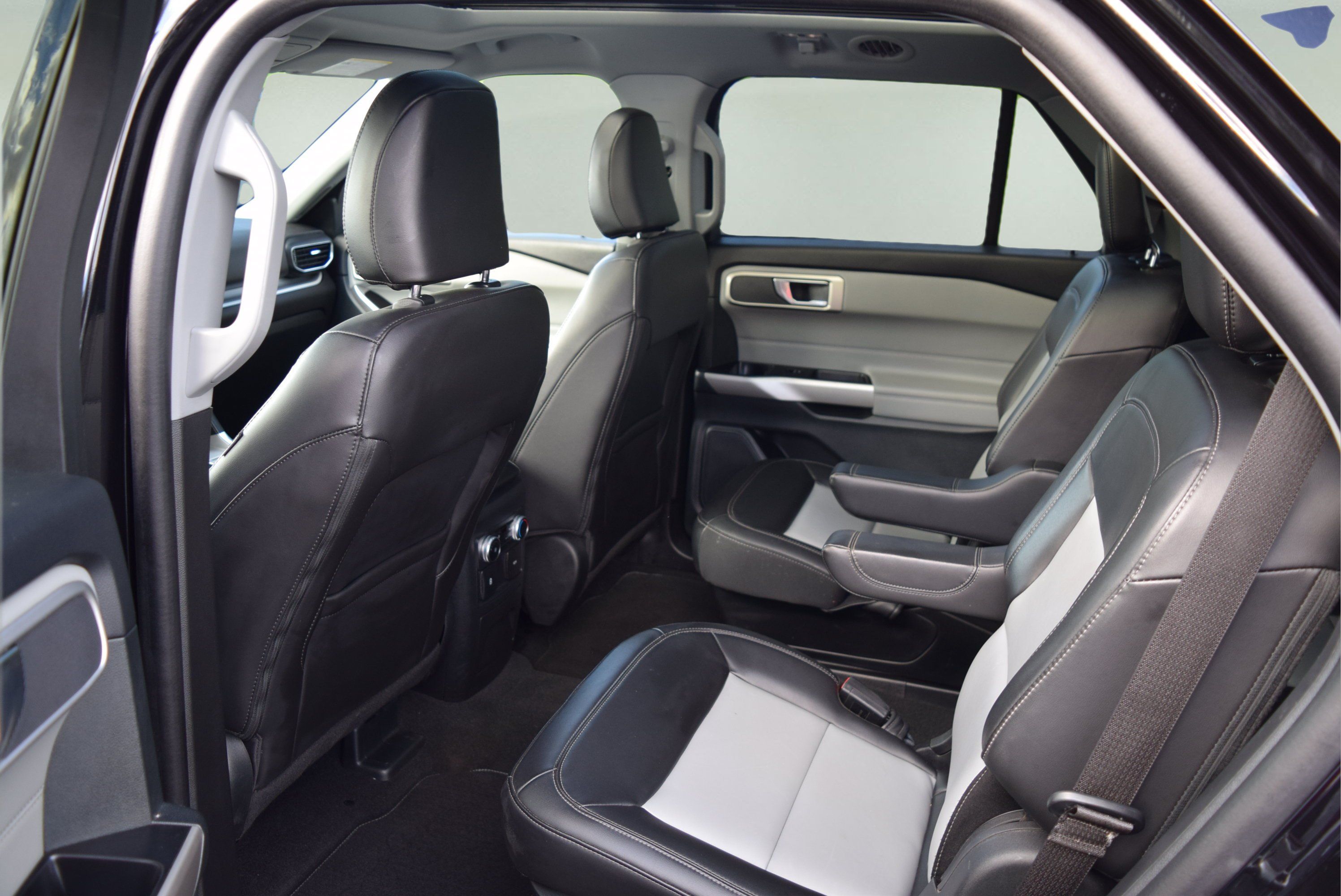 Used 2024 Ford Explorer XLT w/ Equipment Group 202A AWD/4WD image 8