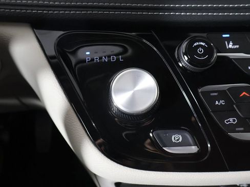 Used 2024 Chrysler Pacifica Limited FWD image 49