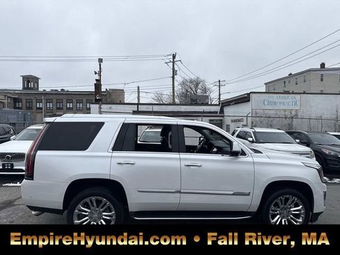 Used 2020 Cadillac Escalade Luxury w/ LPO, Radiant Package image 3