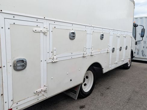 Used 2018 Isuzu NPR RWD image 14