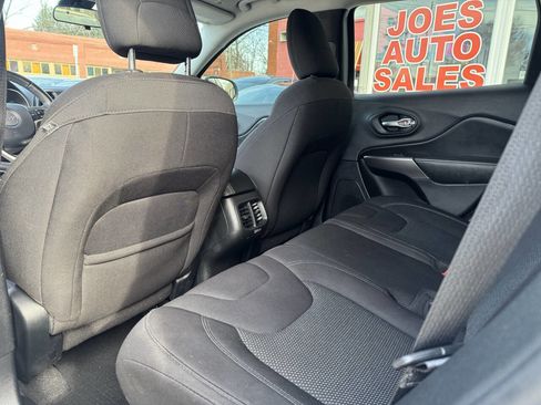 Used 2019 Jeep Cherokee Latitude w/ Cold Weather Group image 27