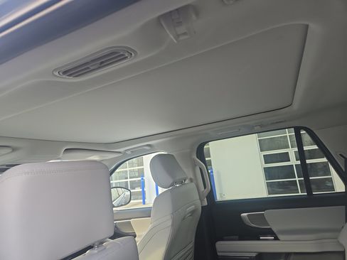 Used 2025 Ford Expedition Platinum image 14