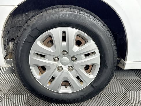 Used 2017 Dodge Grand Caravan SE FWD image 29
