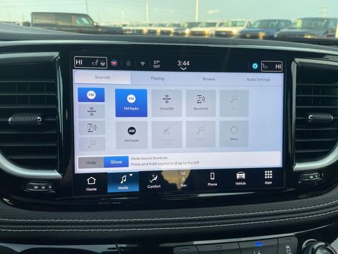 Used 2025 Chrysler Pacifica Limited image 17