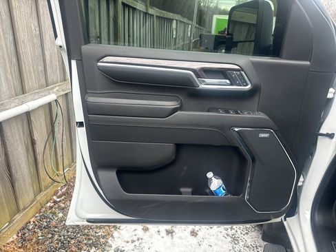 Used 2024 Chevrolet Silverado 2500 LTZ w/ LTZ Convenience Package image 18