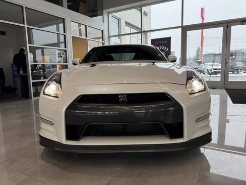 Used 2014 Nissan GT-R Black Edition image 5