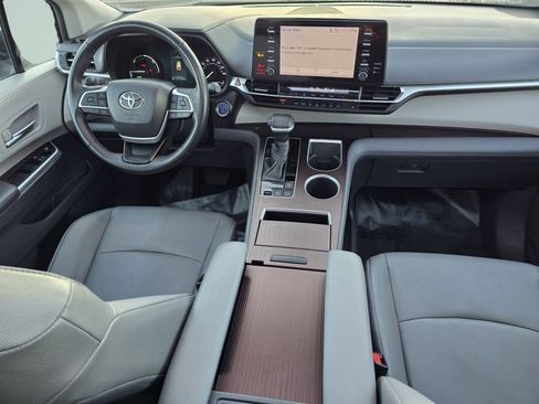 Used 2024 Toyota Sienna XLE image 30