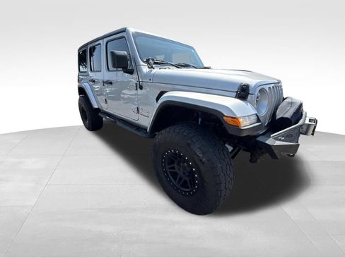 Used 2022 Jeep Wrangler Unlimited Sahara w/ Cold Weather Group AWD/4WD image 9