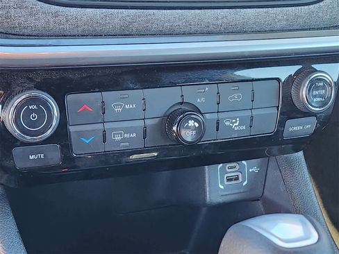 Used 2025 Jeep Compass Sport image 22