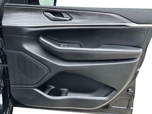 Used 2023 Jeep Grand Cherokee Limited w/ Luxury Tech Group II image 31