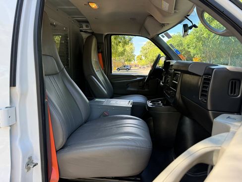 Used 2015 Chevrolet Express 2500 RWD image 12