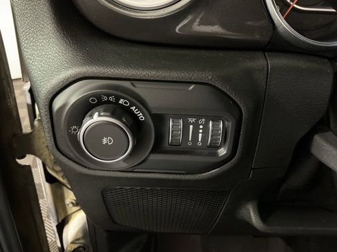 Used 2020 Jeep Wrangler Unlimited Sahara image 25