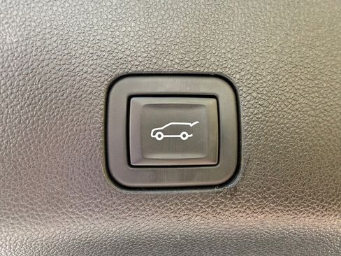 Used 2022 GMC Yukon SLT w/ SLT Premium Package image 22