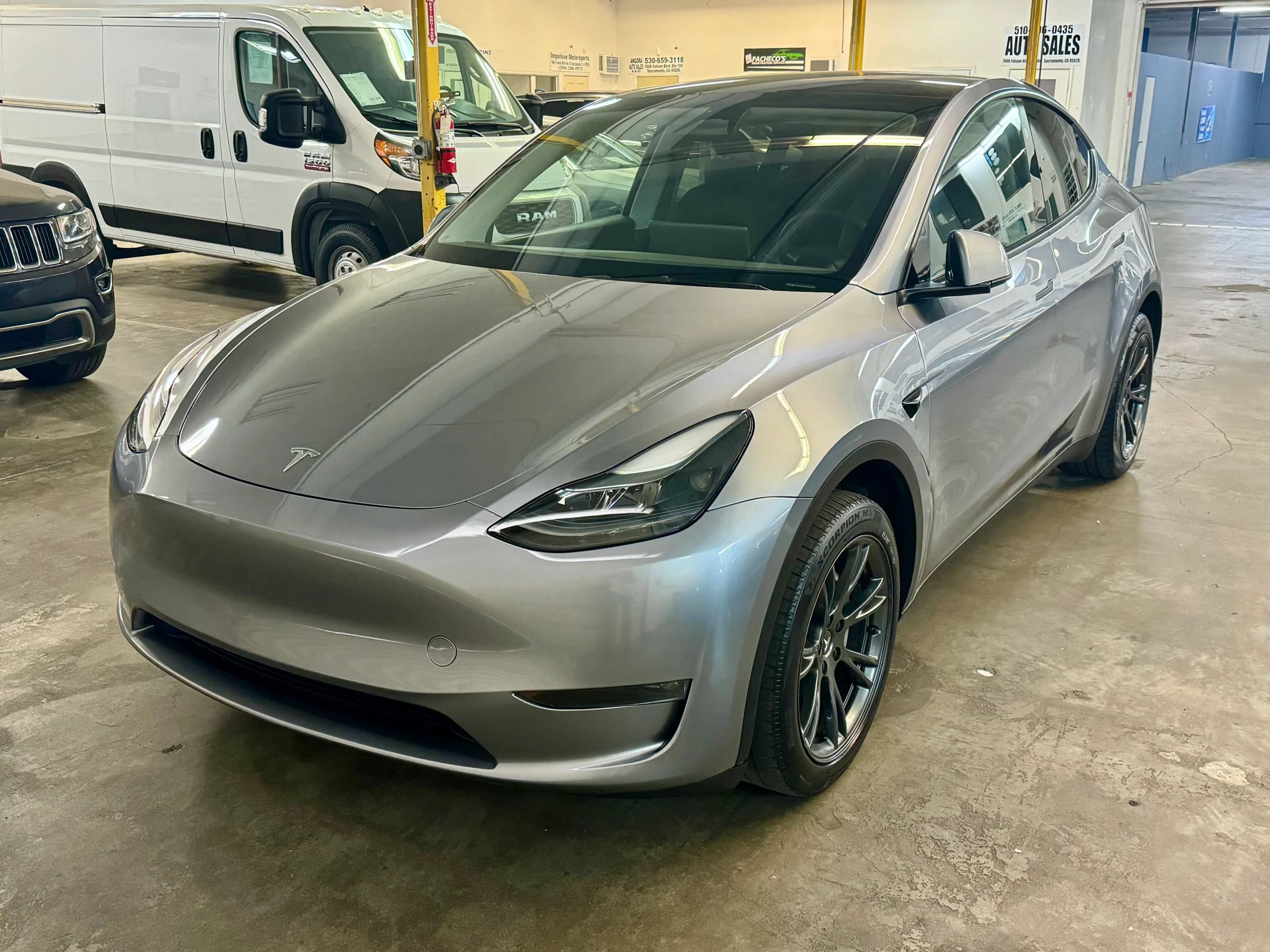 Used 2024 Tesla Model Y Long Range AWD/4WD image 1