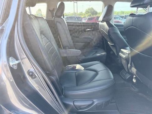 Used 2022 Toyota Highlander XLE FWD image 14
